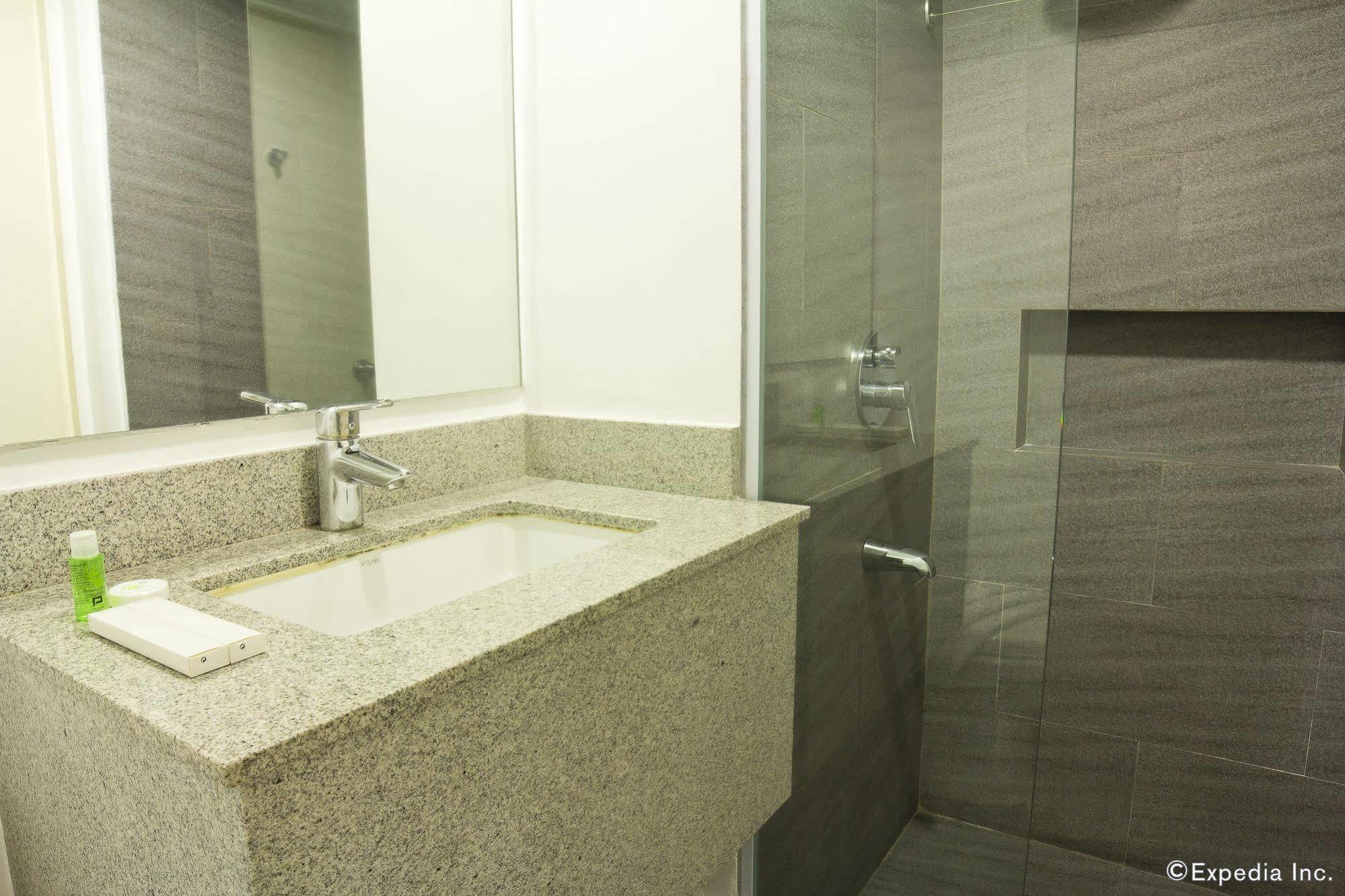 Отель Privato Ortigas Pasig City Экстерьер фото