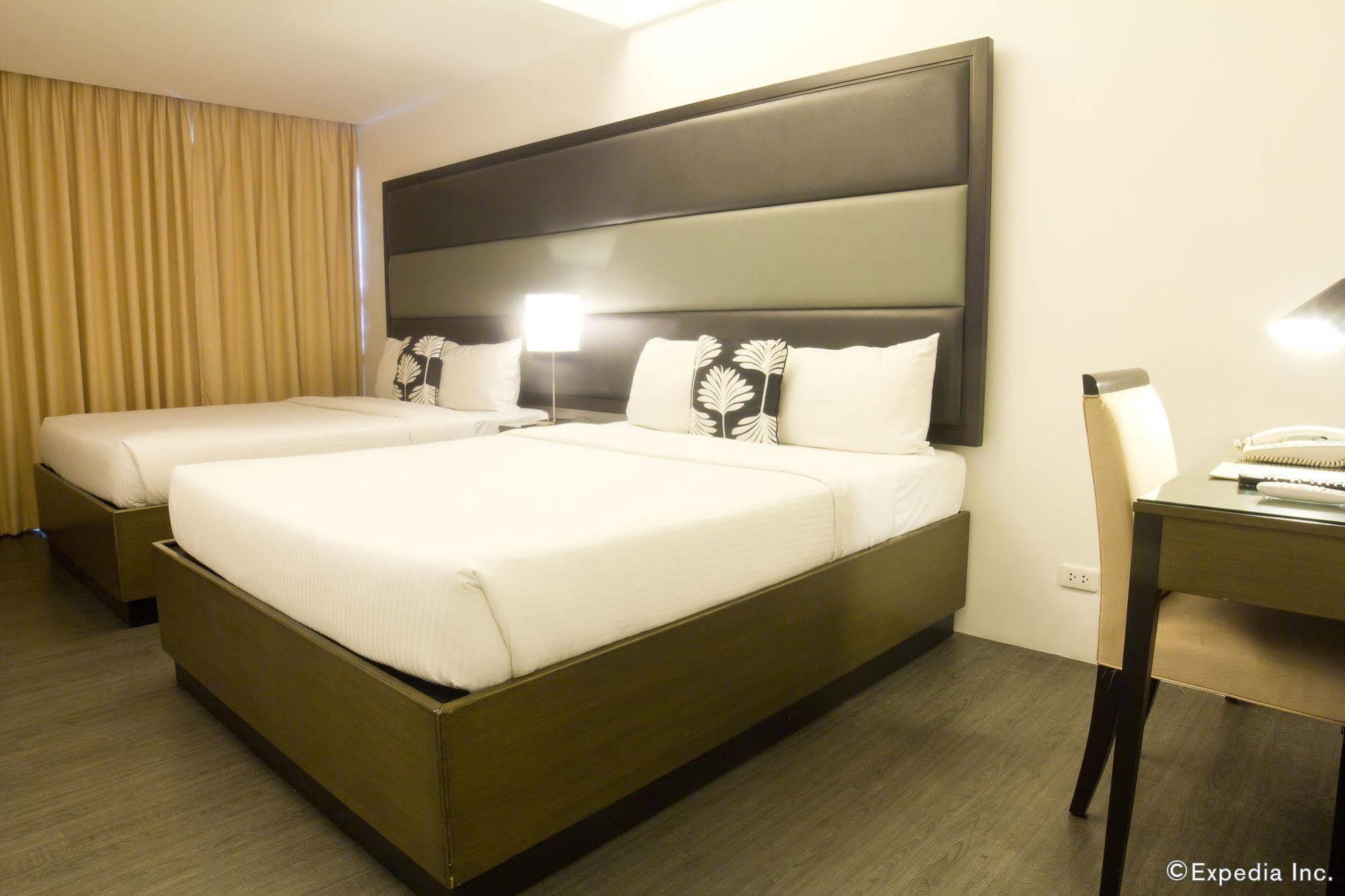 Отель Privato Ortigas Pasig City Экстерьер фото