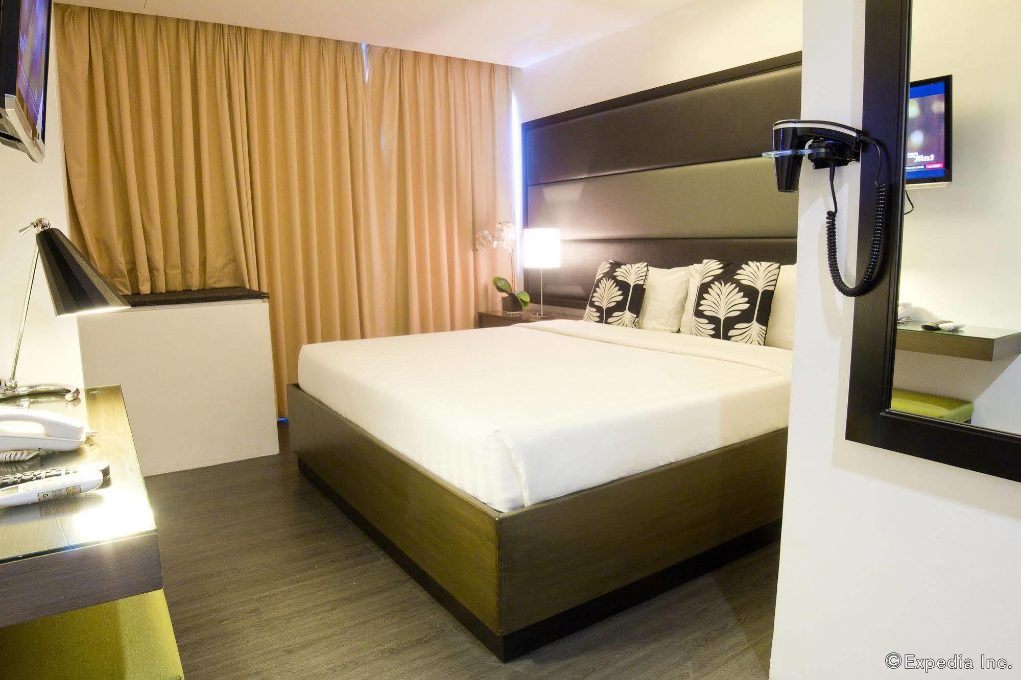 Отель Privato Ortigas Pasig City Экстерьер фото